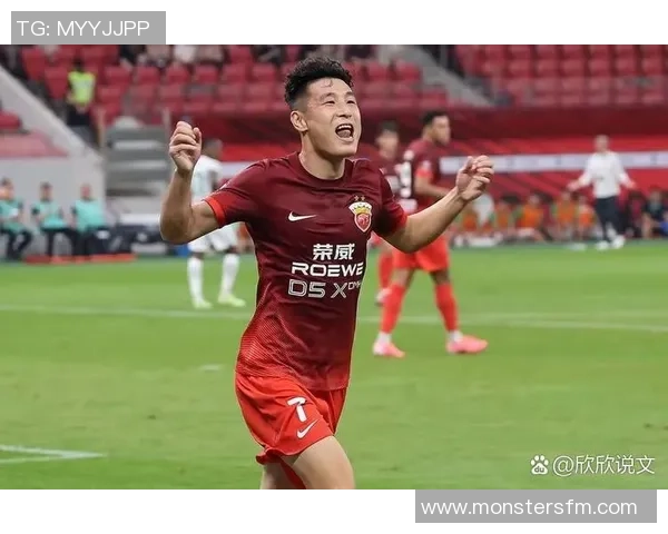 模仿足球球星经典步伐提升个人技术与场上节奏掌控