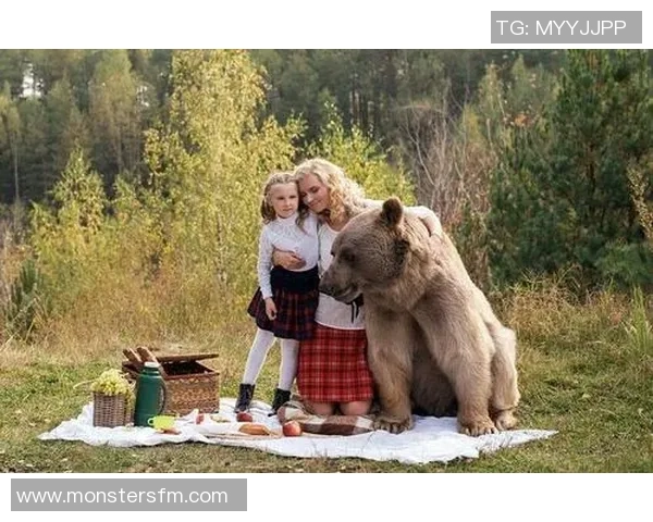 足球巨星与萌娃同框瞬间，感受运动与童真交织的温馨时刻