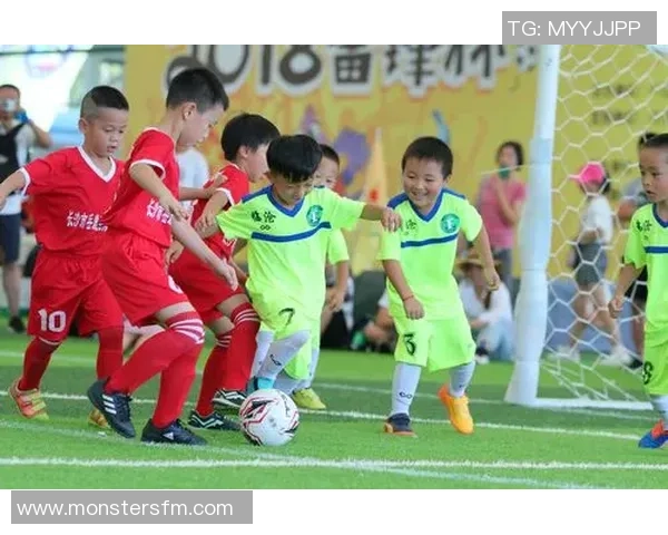 足球明星之子为其他球员喝彩展现体育精神与家族传承